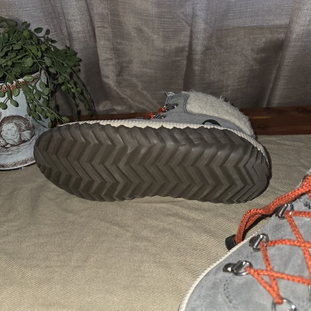 Sorel Kids  size 4 Boots in Gray suede with Orange Accents